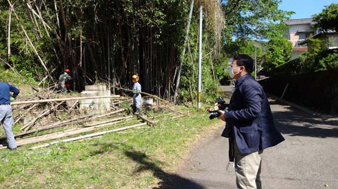 竹の伐採活動の新聞社取材